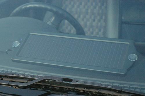 ソーラーチャージャーSE-160付属の吸盤でフロントガラスにペッタリ貼り付け！充電効率を高めます！